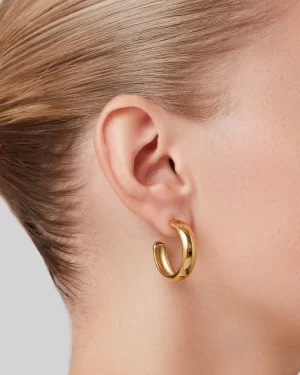 Staple Medium Hoop Earrings in gold