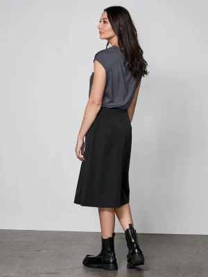 YASMI v-neck t-shirt IN DARK GREY - Image 4
