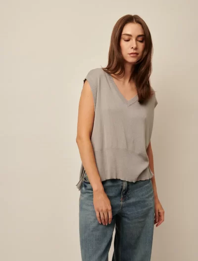 Maggie Sleeveless Top in carbon - sz large