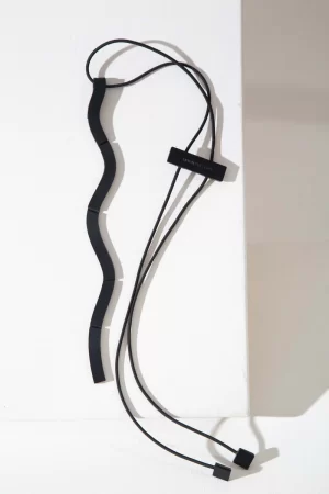 Mies Snake Necklace in black - Image 3