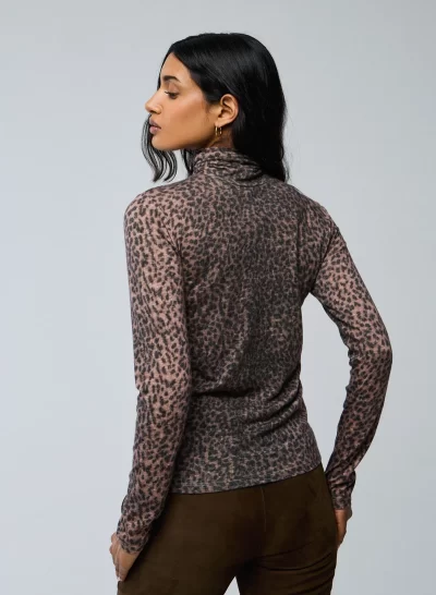 Bria Cashmere Turtleneck in rose wood - Image 4